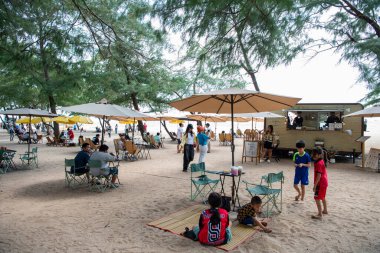 Tayland 'ın Rayong şehrindeki Laem Charoen Plajı' nda bir Tayland Kahve Dükkanı, 27 Ekim 2024