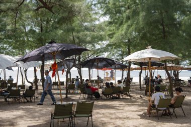 Rayong şehrinin Rayong şehrindeki Laem Charoen Sahili 'nde bir öğleden sonra Tayland, Rayong, 27 Ekim 2024