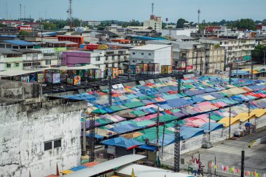 Tayland, Tayland, Rayong, 23 Ekim 2024 'te Rayong şehrinde Gece Pazarı ile Star Night Bazaar manzarası.