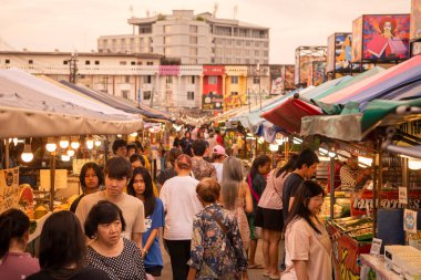Star Night Bazaar 'da insanlar. Sanat eserleri ile birlikte 23 Ekim 2024' te Tayland, Tayland ve Rayong 'daki Night Market ve Rayong' da.