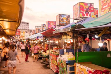 Star Night Bazaar 'da insanlar. Sanat eserleri ile birlikte 23 Ekim 2024' te Tayland, Tayland ve Rayong 'daki Night Market ve Rayong' da.