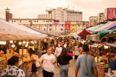 Star Night Bazaar 'da insanlar. Sanat eserleri ile birlikte 23 Ekim 2024' te Tayland, Tayland ve Rayong 'daki Night Market ve Rayong' da.