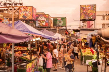 Star Night Bazaar 'da insanlar. Sanat eserleri ile birlikte 23 Ekim 2024' te Tayland, Tayland ve Rayong 'daki Night Market ve Rayong' da.
