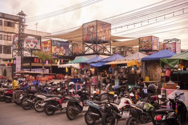 Star Night Bazaar 'da insanlar. Sanat eserleri ile birlikte 23 Ekim 2024' te Tayland, Tayland ve Rayong 'daki Night Market ve Rayong' da.