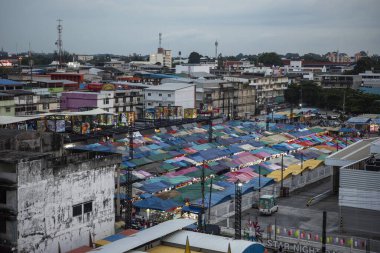 Tayland, Tayland, Rayong, 23 Ekim 2024 'te Rayong şehrinde Gece Pazarı ile Star Night Bazaar manzarası.