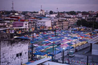 Tayland, Tayland, Rayong, 23 Ekim 2024 'te Rayong şehrinde Gece Pazarı ile Star Night Bazaar manzarası.