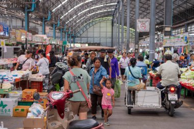 Tayland, Tayland, Rayong, 24 Ekim 2024 'te Rayong şehrindeki Food and Star Market' te insanlar var.