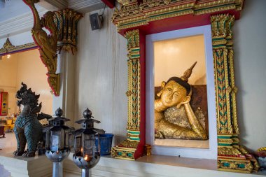 Tayland 'ın Rayong ilindeki Wat Pa Pradu şehrinde uzanan Buda, 24 Ekim 2024