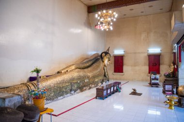 Tayland 'ın Rayong ilindeki Wat Pa Pradu şehrinde uzanan Buda, 24 Ekim 2024