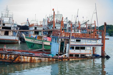 Tayland, Tayland 'ın Rayong ilindeki Rayong şehrindeki Harbour' daki Old Wood Balıkçı Tekneleri, 24 Ekim 2024