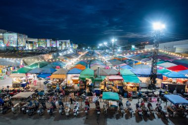 Tayland, Tayland, Rayong, 23 Ekim 2024 'te Rayong şehrinde Gece Pazarı ile Star Night Bazaar manzarası.