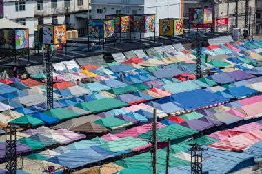 Tayland, Tayland, Rayong, 23 Ekim 2024 'te Rayong şehrinde Gece Pazarı ile Star Night Bazaar manzarası.