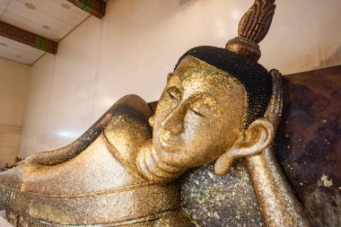 Tayland 'ın Rayong ilindeki Wat Pa Pradu şehrinde uzanan Buda, 24 Ekim 2024