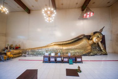 Tayland 'ın Rayong ilindeki Wat Pa Pradu şehrinde uzanan Buda, 24 Ekim 2024