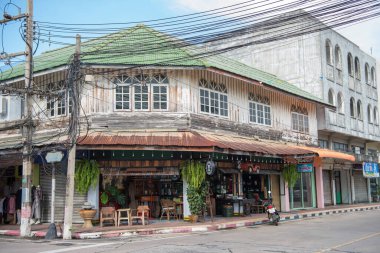 Tayland, Tayland, Sattahip, 28 Ekim 2024 'te Chonburi' nin eski bir kasabasında eski bir Hoese ve restoran.