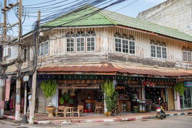 Tayland, Tayland, Sattahip, 28 Ekim 2024 'te Chonburi' nin eski bir kasabasında eski bir Hoese ve restoran.