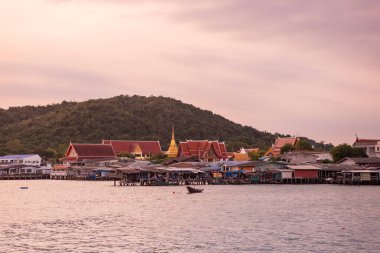 Tayland, Tayland 'da Chonburi' nin eski Sattahip kasabasında Wat Sattahip ile Balıkçı Köyü, 28 Ekim 2024