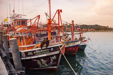 Tayland, Tayland, Sattaburi 'nin Sattaburi kasabasındaki Balıkçı Köyü' nde balıkçı tekneleri, 28 Ekim 2024