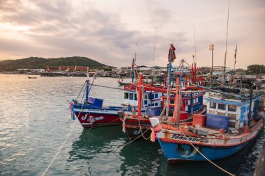 Tayland, Tayland, Sattaburi 'nin Sattaburi kasabasındaki Balıkçı Köyü' nde balıkçı tekneleri, 28 Ekim 2024