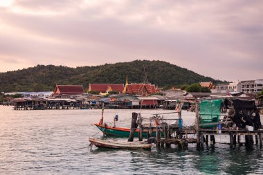 Tayland, Tayland 'da Chonburi' nin eski Sattahip kasabasında Wat Sattahip ile Balıkçı Köyü, 28 Ekim 2024