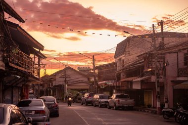 Tayland 'ın Chonburi iline bağlı Sattahip kasabasında eski bir yol, Sattahip, 29 Ekim 2024