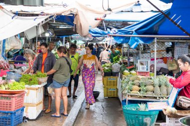Tayland 'ın Chonburi şehrindeki eski Sattahip kasabasındaki gıda pazarı, 30 Ekim 2024