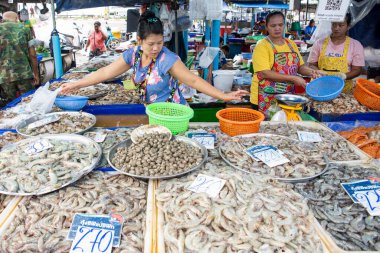 Tayland, Tayland ve Sattahip 'in Sattaburi ilçesinin eski bir kasabasındaki pazar caddesinde taze deniz ürünleri yiyeceği, 30 Ekim 2024