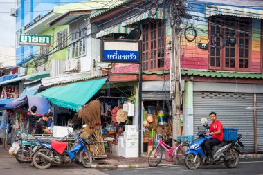 30 Ekim 2024 'te Tayland, Tayland ve Sattahip' te Chonburi 'nin eski bir kasabasındaki bir sokakta alışveriş yapmış.