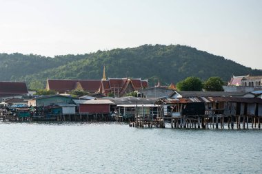 Tayland, Tayland 'da Chonburi ilinin eski Sattahip kasabasında Wat Sattahip ile Balıkçı Köyü, 30 Ekim 2024