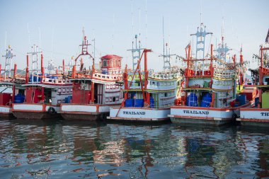 Tayland 'ın Chonburi ilçesine bağlı Sattaburi eski kasabasındaki Balıkçı Köyü' nde balıkçı tekneleri, 30 Ekim 2024