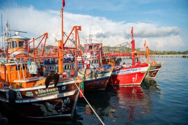 Tayland 'ın Chonburi ilçesine bağlı Sattaburi eski kasabasındaki Balıkçı Köyü' nde balıkçı tekneleri, 30 Ekim 2024