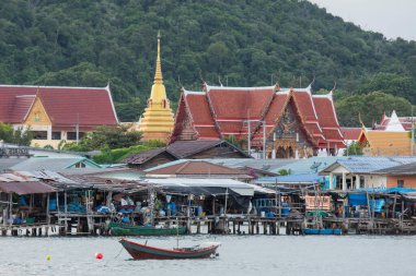 Tayland, Tayland 'da Chonburi' nin eski Sattahip kasabasında Wat Sattahip ile Balıkçı Köyü, 28 Ekim 2024