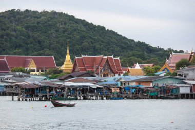 Tayland, Tayland 'da Chonburi' nin eski Sattahip kasabasında Wat Sattahip ile Balıkçı Köyü, 28 Ekim 2024