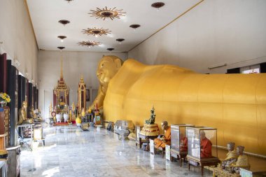 Tayland 'ın Nonthaburi ilindeki Pak Kret şehrindeki Wat Klang' da uzanan Buda, 9 Kasım 2024