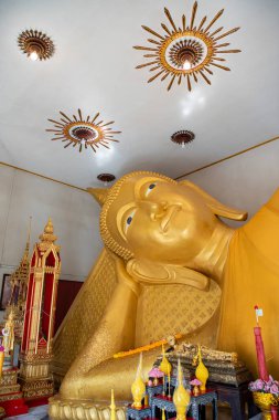 Tayland 'ın Nonthaburi ilindeki Pak Kret şehrindeki Wat Klang' da uzanan Buda, 9 Kasım 2024