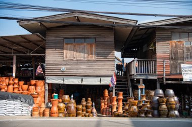 Tayland, Tayland, Pak Kret, 9 Kasım 2024 'te Nonthaburi şehrindeki Pak Kret şehrinde bir çömlek üretim ve dükkânı.