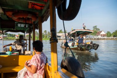 Tayland 'ın Nonthaburi ilindeki Pak Kret şehrindeki Chao Phraya Nehri' nde bir Tur Teknesi, 10 Kasım 2024