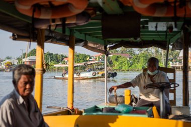 Tayland 'ın Nonthaburi ilindeki Pak Kret şehrindeki Chao Phraya Nehri' nde bir Tur Teknesi, 10 Kasım 2024