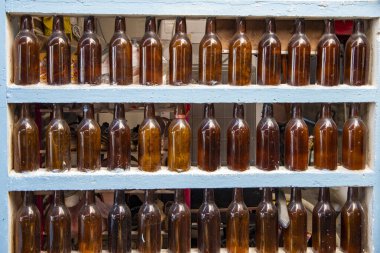 Tayland, Tayland 'ın Nonthaburi ilindeki Pak Kret şehrindeki Ko Kret Adası' ndaki köyde bira şişeleri, 10 Kasım 2024