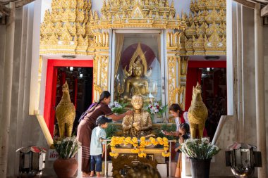 Tayland 'ın Nonthaburi eyaletindeki Pak Kret şehrindeki Ko Kret Adası' nda Wat Phai Lom. Tayland, Pak Kret, 10 Kasım 2024