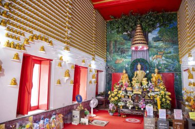 Tayland 'ın Nonthaburi eyaletindeki Pak Kret şehrindeki Ko Kret Adası' nda Wat Phai Lom. Tayland, Pak Kret, 10 Kasım 2024