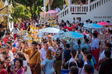 Tayland 'ın Nonthaburi ilindeki Ko Kret Adası' ndaki Wat Phai Lom Tapınak Festivali 'nde insanlar. Tayland, Pak Kret, 10 Kasım 2024