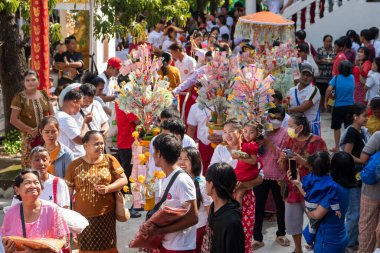 Tayland 'ın Nonthaburi ilindeki Ko Kret Adası' ndaki Wat Phai Lom Tapınak Festivali 'nde insanlar. Tayland, Pak Kret, 10 Kasım 2024