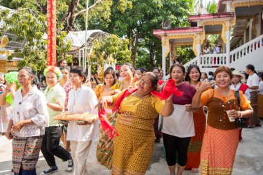 Tayland 'ın Nonthaburi ilindeki Ko Kret Adası' ndaki Wat Phai Lom Tapınak Festivali 'nde insanlar. Tayland, Pak Kret, 10 Kasım 2024