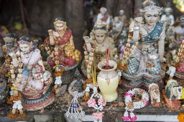 Tayland 'ın Nonthaburi eyaletindeki Ko Kret Adası' ndaki Wat Sao Tangası 'nda küçük figürler. Tayland, Pak Kret, 10 Kasım 2024