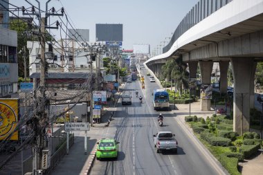 Tayland, Tayland, Pak Kret, 9 Kasım 2024 'te Nonthaburi ili' ndeki Pak Kret şehrinin ana yolu.