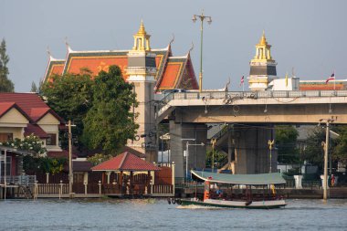 Wat Toei ve Rama 4 Köprüsü Chao Phraya Nehri 'nde Tayland, Tayland, Nonthaburi, Tayland, Pak Kret, 9 Kasım 2024