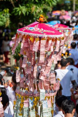 Tayland 'ın Nonthaburi ilindeki Ko Kret Adası' ndaki Wat Phai Lom Tapınak Festivali 'nde insanlar. Tayland, Pak Kret, 10 Kasım 2024