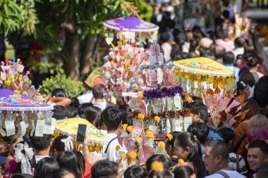 Tayland 'ın Nonthaburi ilindeki Ko Kret Adası' ndaki Wat Phai Lom Tapınak Festivali 'nde insanlar. Tayland, Pak Kret, 10 Kasım 2024