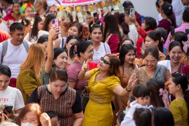 Tayland 'ın Nonthaburi ilindeki Ko Kret Adası' ndaki Wat Phai Lom Tapınak Festivali 'nde insanlar. Tayland, Pak Kret, 10 Kasım 2024